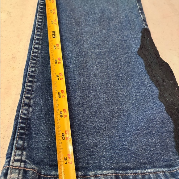 Stylish Blue Flare Jeans with Black Accents - Picture 10 of 14